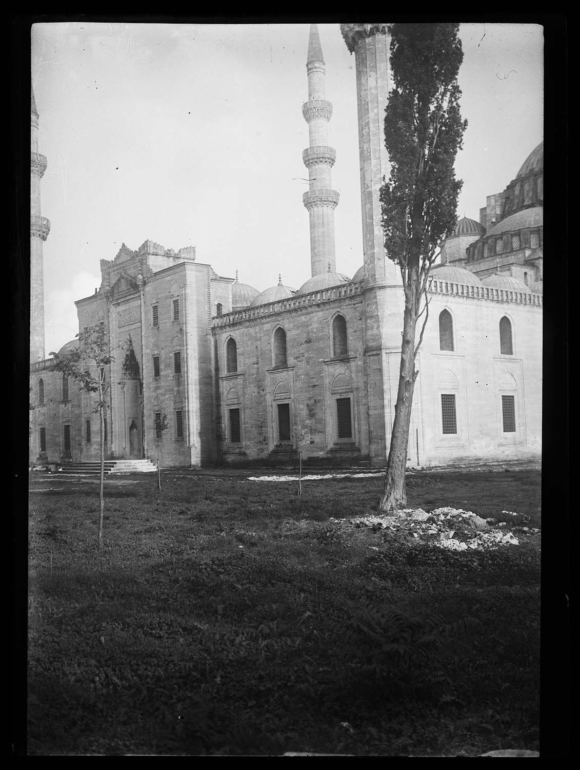 Façade d'entrée (ouest) de la cour avec trois minarets